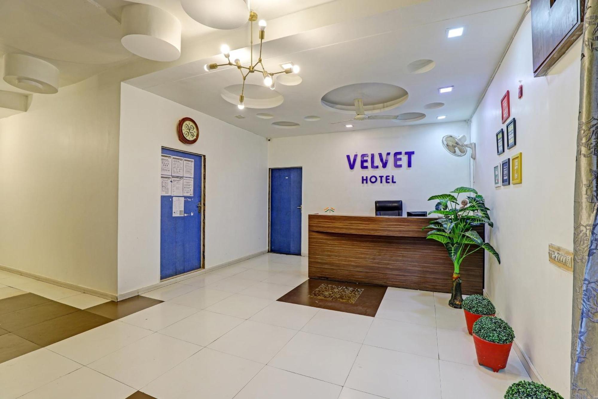 OYO 2798 Hotel Velvet Rajkot Eksteriør bilde