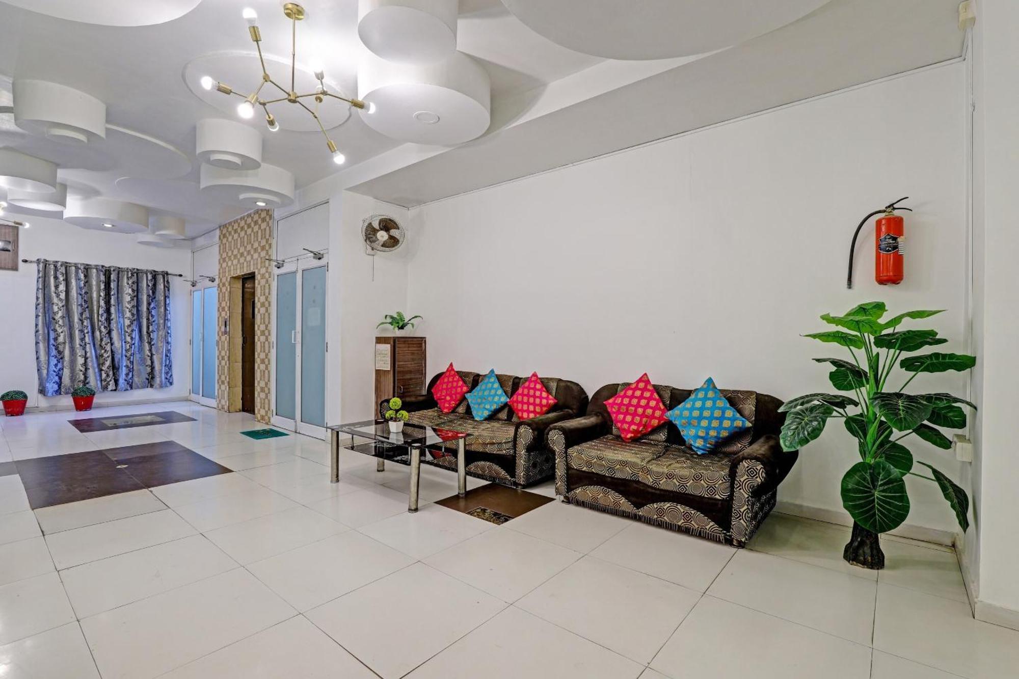 OYO 2798 Hotel Velvet Rajkot Eksteriør bilde
