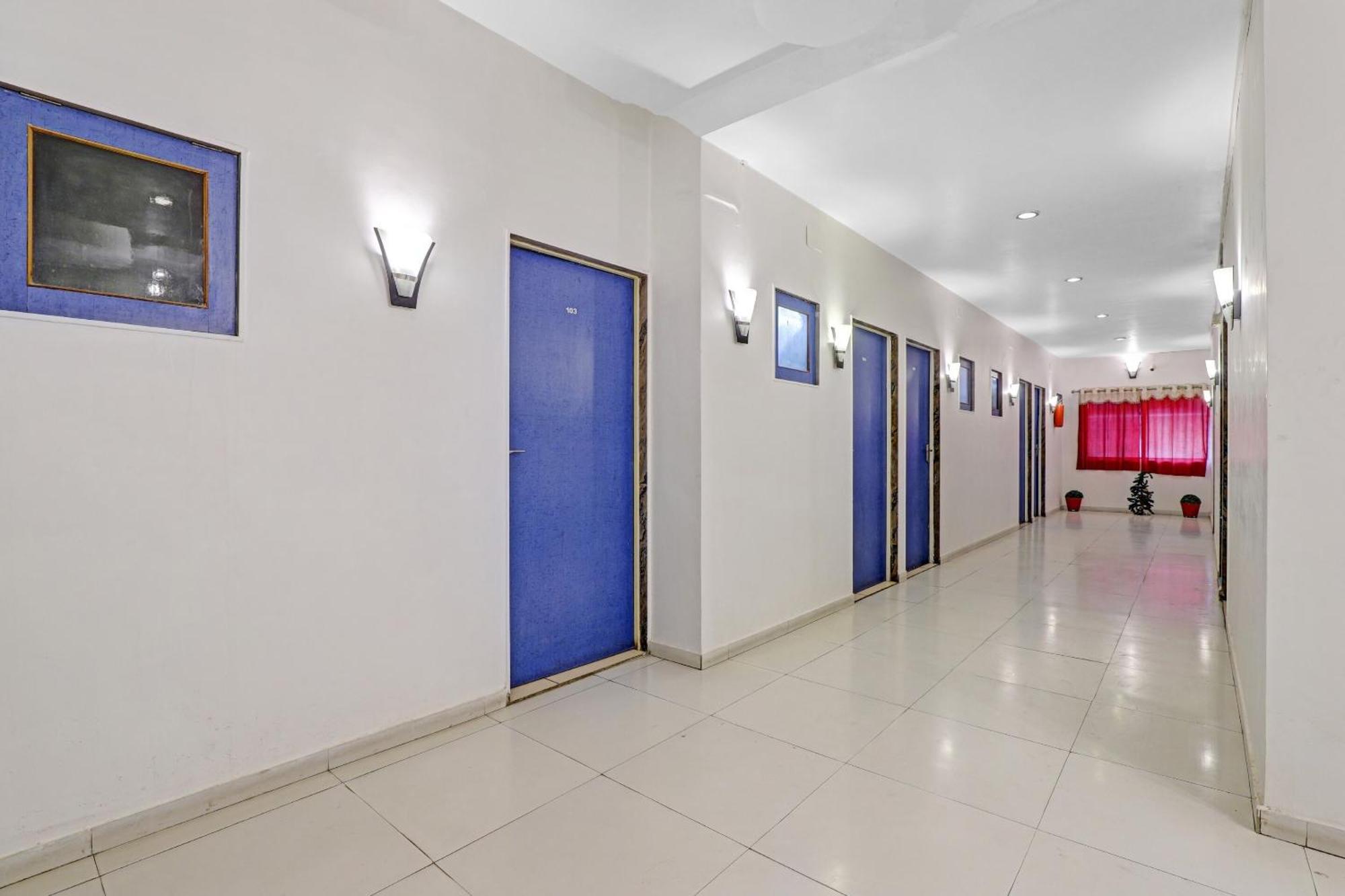OYO 2798 Hotel Velvet Rajkot Eksteriør bilde