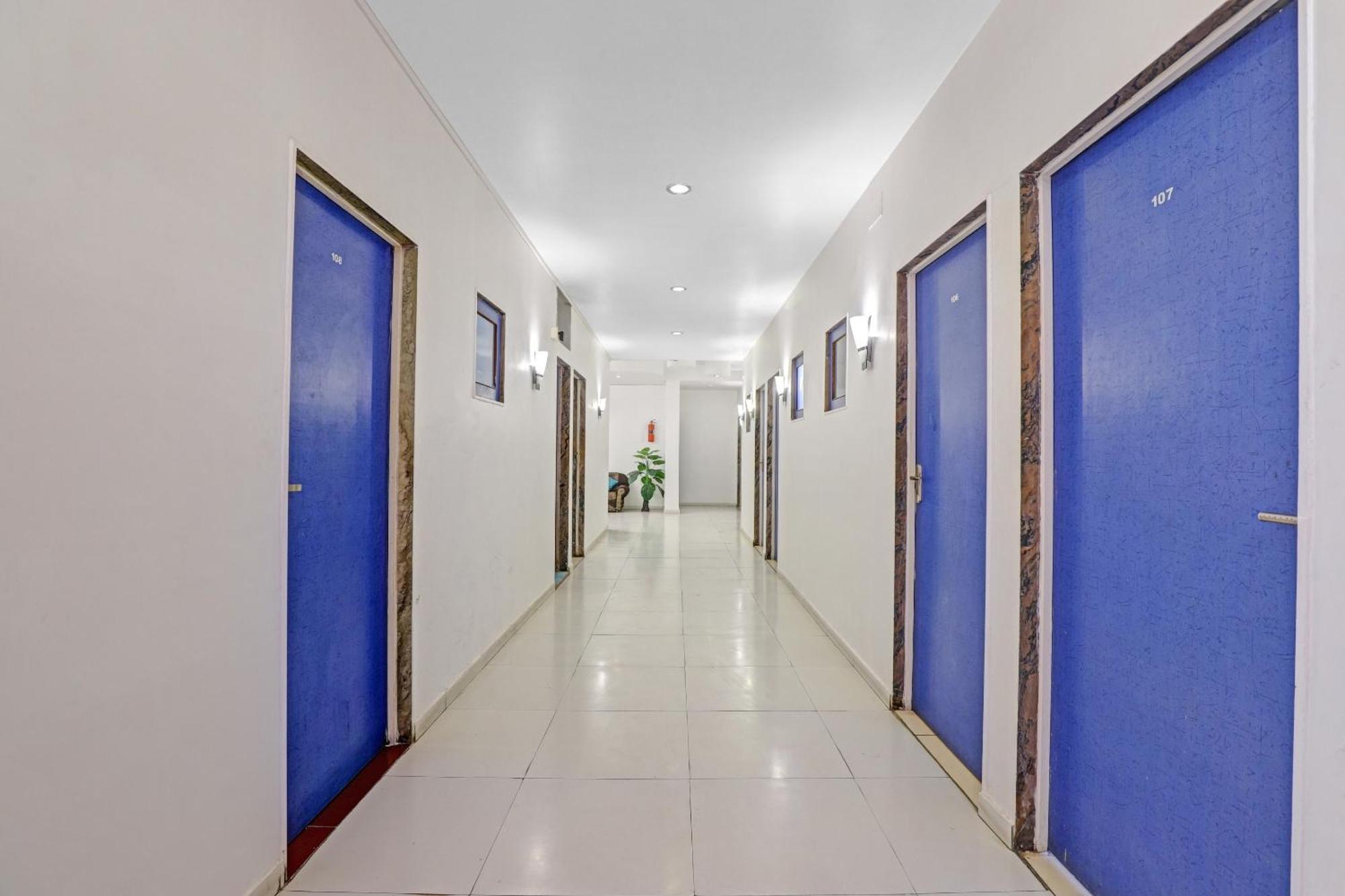 OYO 2798 Hotel Velvet Rajkot Eksteriør bilde